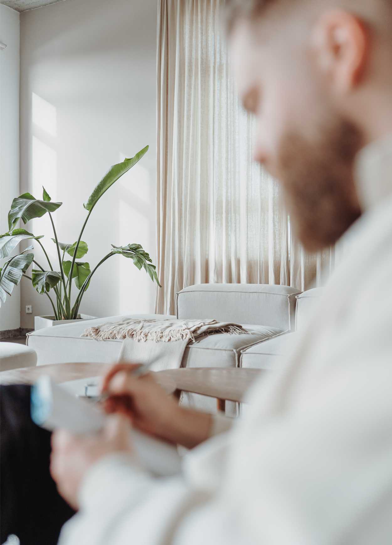 Eine Person mit einem Smartphone